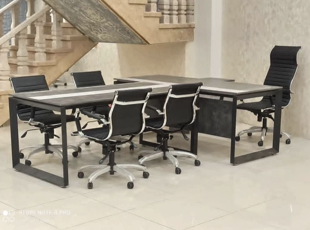 میز مدیریت و کنفرانس فلزی مثلثی